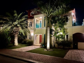 Two attached Villas 14 bedrooms, 12 bathrooms for a total of 28 guests